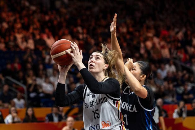 Luisa Geiselsoder (Deutschland, 15) beim Korbleger, Jihyun Park (Korea, 01), GER, Deutschland vs. Korea, Basketball, FIBA Women s World Cup 2026, Qualifikation fuers Viertelfinale, 08.09.2026 GER, Deutschland vs. Korea, Basketball, FIBA Women s World Cup 2026, Qualifikation fuers Viertelfinale, 08.09.2026 Berlin Copyright: xEibner-Pressefoto MaxxVincenx EP_MVN
