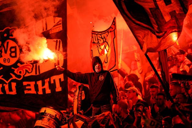 Fans zuenden vor Spielbeginn Pyrotechnik. Borussia Dortmund vs. Villareal CF, Fussball, UEFA Champions League, 1. Spieltag, Spielzeit 2026 2027, 08.09.2026 Borussia Dortmund vs. Villareal CF, Fussball, UEFA Champions League, 1. Spieltag, Spielzeit 2026 2027, 08.09.2026 Dortmund Copyright: xEibner-Pressefoto ScottxColemanx EP_SCN