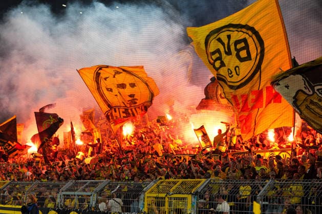 Fans zuenden vor Spielbeginn Pyrotechnik. Borussia Dortmund vs. Villareal CF, Fussball, UEFA Champions League, 1. Spieltag, Spielzeit 2026 2027, 08.09.2026 Borussia Dortmund vs. Villareal CF, Fussball, UEFA Champions League, 1. Spieltag, Spielzeit 2026 2027, 08.09.2026 Dortmund Copyright: xEibner-Pressefoto ScottxColemanx EP_SCN