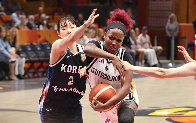 Yeeun Heo, Alexis Peterson am Ball Zweikampf Spielszene Aktion Basketball FIBA World Cup Weltmeisterschaft Frauen WM Saison 2026 2027 08.09.2026 DBB Deutschland GER vs Südkorea KOR