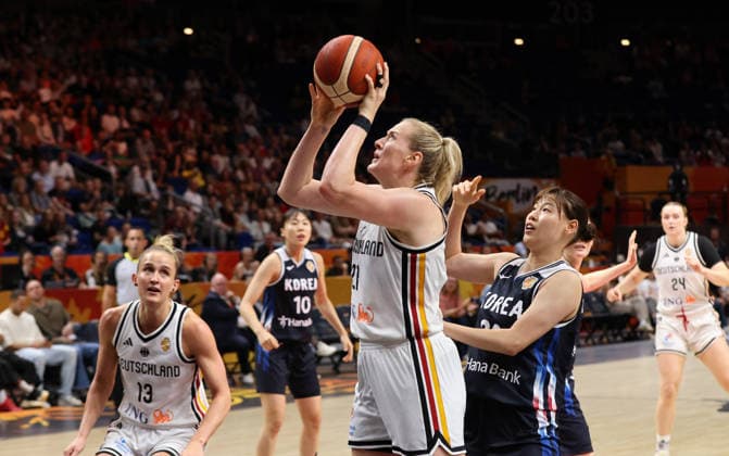 Leonie Fiebich, Marie Gülich am Ball, Yusun Hong Zweikampf Spielszene Aktion Basketball FIBA World Cup Weltmeisterschaft Frauen WM Saison 2026 2027 08.09.2026 DBB Deutschland GER vs Südkorea KOR