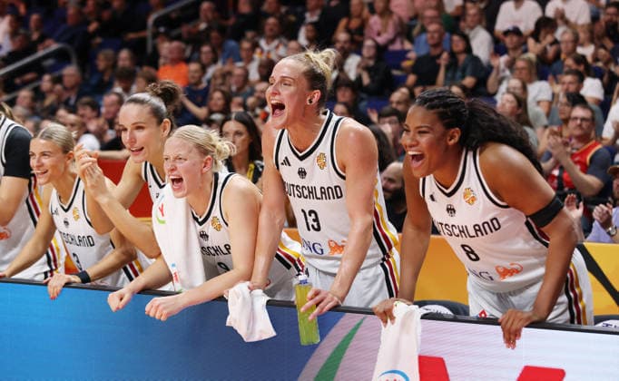 Alexandra Wilke, Clara Bielefeld, Emma Eichmeyer, Leonie Fiebich, Nyara Sabally feuern an, jubeln Freude Emotion Jubel Basketball FIBA World Cup Weltmeisterschaft Frauen WM Saison 2026 2027 08.09.2026 DBB Deutschland GER vs Südkorea KOR