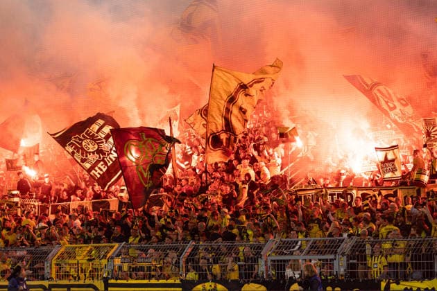 Dortmund, Deutschland 08. September 2026: UEFA Champions League - 2026 2027 - Ligaphase - Sp. 1 - Borussia Dortmund gegen FC Villarreal Im Bild: Fans von Borussia Dortmund auf der Südtribüne mit Pyrotechnik Signal Iduna Park Nordrhein Westfalen Copyright: xFotostandx xZeisingx