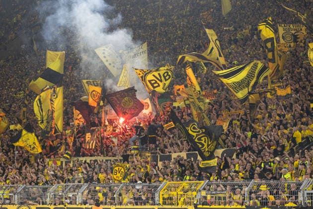 Dortmund, Deutschland 08. September 2026: UEFA Champions League - 2026 2027 - Ligaphase - Sp. 1 - Borussia Dortmund gegen FC Villarreal Im Bild: Fans von Borussia Dortmund schwenken Fahnen im Fanblock auf der Südtribühne und zünden Pyrotechnik. Signal Iduna Park Nordrhein Westfalen Copyright: xFotostandx xZeisingx