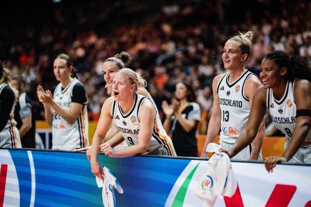 FIBA Women™s Basketball World Cup 2026: Deutschland vs. Südkorea, 08.09.2026 Die Auswechselbank jubelt, Emma Eichmeyer (Deutschland, 9), Leonie Fiebich (Deutschland, 13); Basketball, FIBA Women™s Basketball World Cup 2026, Final Phase, Qualifikation fürs Viertelfinale: Deutschland vs. Südkorea am 08.09.2026 in der Uber Arena, Berlin Copyright: xBEAUTIFULxSPORTS Tonhäuserx