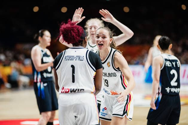 FIBA Women™s Basketball World Cup 2026: Deutschland vs. Südkorea, 08.09.2026 Britta Daub (Deutschland, 19) jubelt zu Alexis Peterson (Deutschland, 1), JUBEL; Basketball, FIBA Women™s Basketball World Cup 2026, Final Phase, Qualifikation fürs Viertelfinale: Deutschland vs. Südkorea am 08.09.2026 in der Uber Arena, Berlin Copyright: xBEAUTIFULxSPORTS Tonhäuserx