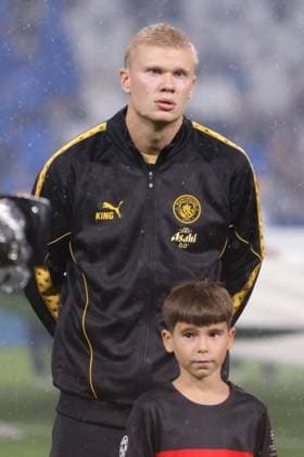 Erling Haaland of Manchester City during the national anthem. Porto v Manchester City, UEFA Champions League, League Stage, Football, Estadio do Dragao, Porto, Portugal - 08 Sep 2026Porto Estadio do Dragao Portugal  Copyright: xMiguelxLemos Shutterstockx 17140155aa