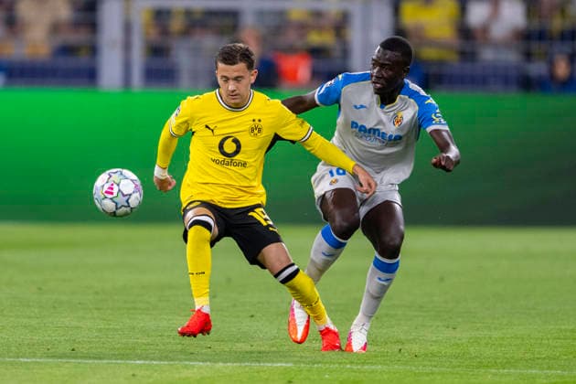 08.09.2026: Champions League: Borussia Dortmund - FC Villareal m Signal-Iduna-Park. Konstantinos Karetsas (Borussia Dortmund) (l) und Gueye Pape (FC Villareal) kämpfen um den Ball. WICHTIGER HINWEIS: Gemäß den Vorgaben der DFL und der UEFA ist es untersagt, in dem Stadion und oder vom Spiel angefertigte Fotoaufnahmen in Form von Sequenzbildern und oder videoähnlichen Fotostrecken zu verwerten bzw. verwerten zu lassen. Copyright: xDavidxInderliedx