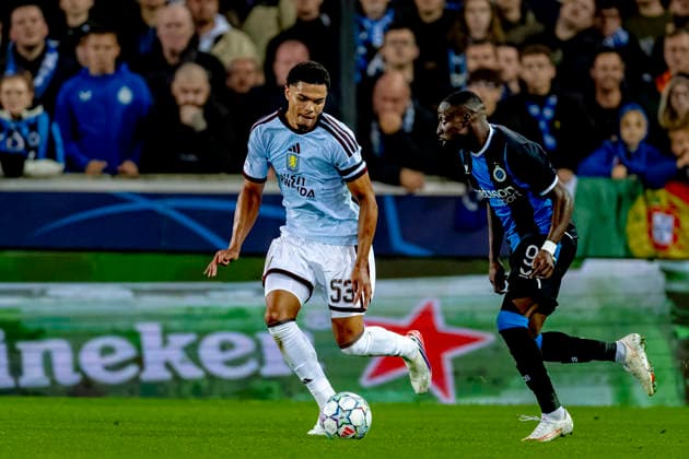 BRUGGE - Aston Villa FC midfielder George Hemmings and Club Brugge forward Carlos Forbs during the UEFA Champions League match between Club Brugge and Aston Villa at Jan Breydelstadion on 8 september 2026 in Brugge, Belgie. (Photo by DeFodi Images) -