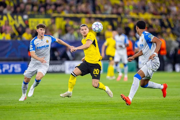 08.09.2026, Fussball, 1. Spieltag der UEFA Champions League, Borussia Dortmund - FC Villareal. v. l. Pau Navarro (FC Villareal), Marcel Sabitzer (Borussia Dortmund), Santiago Mourino (FC Villareal). Dortmund Signal Iduna Park NRW Deutschland xRHR-FOTO DEx Copyright: DennisxEwert RHR-FOTOx RHR-FOTO DE