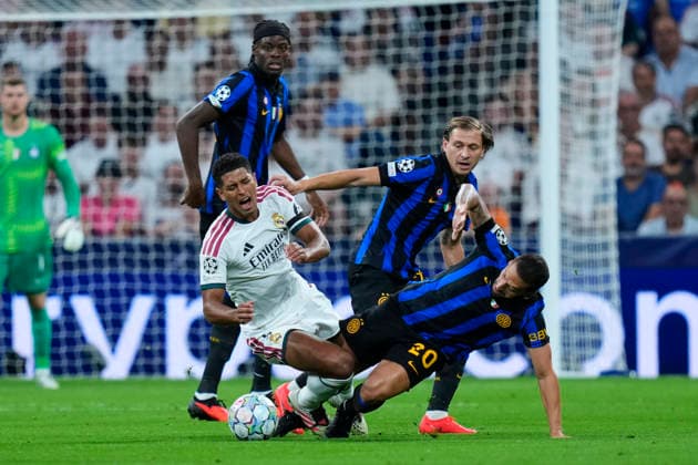 ESP: Real Madrid - Inter Milan. UEFA Champions League. Matchday 1 Hakan Calhanoglu, Nicolo Barella and Yann-Aurel Bisseck of FC Internazionale and Jude Bellingham of Real Madrid CF during the UEFA Champions League match, matchday 1, between Real Madrid and FC Inter de Milan played at Santiago Bernabeu Stadium on 8 Sep, 2026 in Madrid, Spain. kpng Copyright: xCesarxCebollax xPRESSINPHOTOx PS_2627_UCL_RMA_INT_021