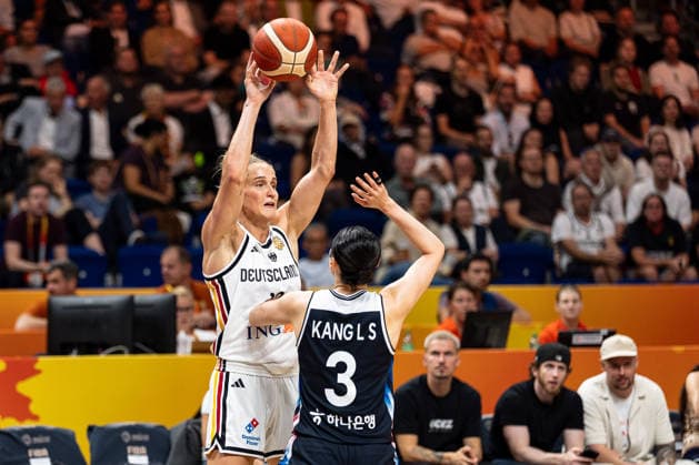 Leonie Fiebich (Deutschland, 13) am Ball, Leeseul Kang (Korea, 03), GER, Deutschland vs. Korea, Basketball, FIBA Women s World Cup 2026, Qualifikation fuers Viertelfinale, 08.09.2026 GER, Deutschland vs. Korea, Basketball, FIBA Women s World Cup 2026, Qualifikation fuers Viertelfinale, 08.09.2026 Berlin Copyright: xEibner-Pressefoto MaxxVincenx EP_MVN