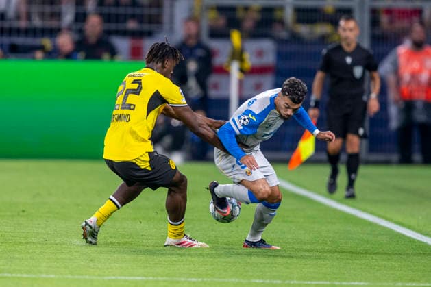 08.09.2026: Champions League: Borussia Dortmund - FC Villareal m Signal-Iduna-Park. Joane Gadou (Borussia Dortmund) (l) und Mikautadze Georges (FC Villareal) kämpfen um den Ball. WICHTIGER HINWEIS: Gemäß den Vorgaben der DFL und der UEFA ist es untersagt, in dem Stadion und oder vom Spiel angefertigte Fotoaufnahmen in Form von Sequenzbildern und oder videoähnlichen Fotostrecken zu verwerten bzw. verwerten zu lassen. Copyright: xDavidxInderliedx