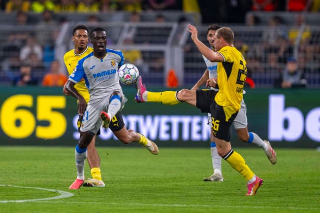 08.09.2026: Champions League: Borussia Dortmund - FC Villareal m Signal-Iduna-Park. Oluwaseyi Tani (FC Villareal) (l) und Julian Ryerson (Borussia Dortmund) kämpfen um den Ball. WICHTIGER HINWEIS: Gemäß den Vorgaben der DFL und der UEFA ist es untersagt, in dem Stadion und oder vom Spiel angefertigte Fotoaufnahmen in Form von Sequenzbildern und oder videoähnlichen Fotostrecken zu verwerten bzw. verwerten zu lassen. Copyright: xDavidxInderliedx