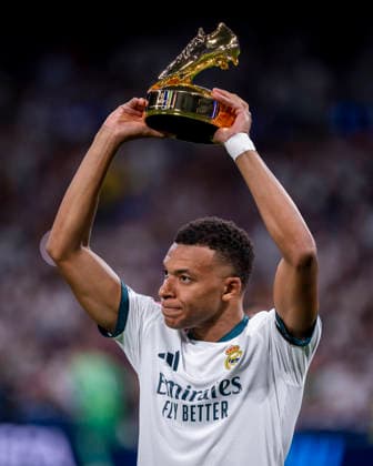 Real Madrid C.F. v FC Internazionale Milano - UEFA Champions League 2026 27 League Phase MD1 MADRID, SPAIN - SEPTEMBER 8: Kylian Mbappe of Real Madrid poses for a photo with the 2025 26 UEFA Champions League Top Scorer award before the UEFA Champions League 2026 27 League Phase MD1 match between Real Madrid C.F. and FC Internazionale Milano at Estadio Santiago Bernabeu on September 8, 2026 in Madrid, Spain. Madrid Estadio Bernabeu Madrid Spain Copyright: xAlbertoxGardinx AGardin_20260908_Foot_Cha_Rea_Mad_Inter_0147