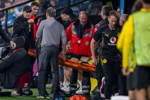 08.09.2026: Champions League: Borussia Dortmund - FC Villareal m Signal-Iduna-Park. Konstantinos Karetsas (Borussia Dortmund) wird vom Platz getragen. WICHTIGER HINWEIS: Gemäß den Vorgaben der DFL und der UEFA ist es untersagt, in dem Stadion und oder vom Spiel angefertigte Fotoaufnahmen in Form von Sequenzbildern und oder videoähnlichen Fotostrecken zu verwerten bzw. verwerten zu lassen. Copyright: xDavidxInderliedx
