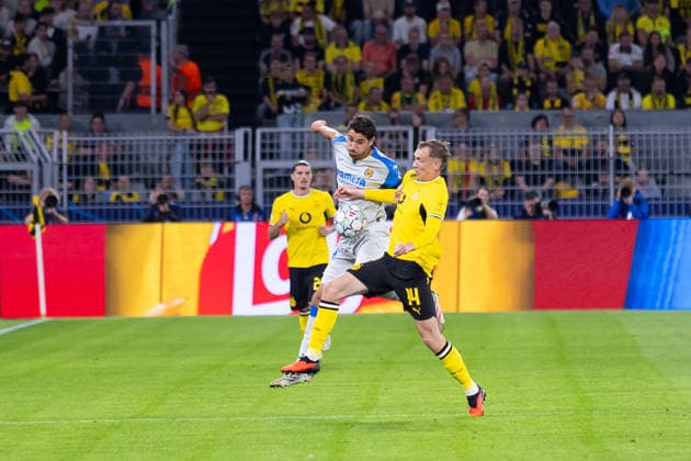 Dortmund, Deutschland 08. September 2026: UEFA Champions League - 2026 2027 - Ligaphase - Sp. 1 - Borussia Dortmund gegen FC Villarreal Im Bild: v.li im Zweikampf Santi Comesana (VIL) und Maximilian Beier (BVB) Signal Iduna Park Nordrhein Westfalen Copyright: xFotostandx xZeisingx