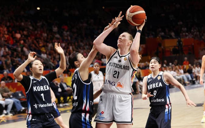 Jihyun Park, Haeran Lee, Marie Gülich am Ball, Sohee Lee Zweikampf Spielszene Aktion Basketball FIBA World Cup Weltmeisterschaft Frauen WM Saison 2026 2027 08.09.2026 DBB Deutschland GER vs Südkorea KOR