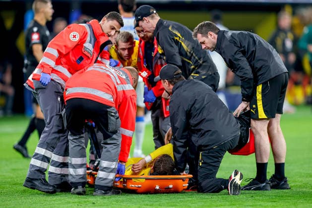 08.09.2026, Fußball, UEFA Championsleague, Borussia Dortmund - FC Villarreal, 1. Spieltag Champions League, Signal Iduna Park, Saison 2026 27: Konstantinos Karetsas (BVB 19) verletzt auf dem Spielfeld Liegend Verletzung muss von Sanitätern rettungssanitäter auf der Trage vom Spielfeld getragen werden DFB regulations prohibit any use of photographs as image sequences and or quasi-video. Nordrhein-Westfalen Deutschland
