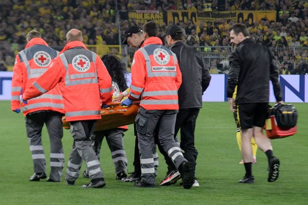 Maximilian Beier (Dortmund 14) wird verletzt mit Sanitätern vom Platz getragen 08.09.2026 ¢ Fussball, Champions League, Borussia Dortmund vs Villarreal Club de Fotbol, Signal Iduna Park, Dortmund, NRW Germany