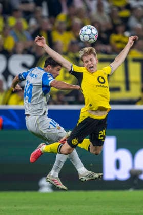 08.09.2026: Champions League: Borussia Dortmund - FC Villareal m Signal-Iduna-Park. Saliba Nathan (FC Villareal) (l) und Daniel Svensson (Borussia Dortmund) kämpfen um den Ball. WICHTIGER HINWEIS: Gemäß den Vorgaben der DFL und der UEFA ist es untersagt, in dem Stadion und oder vom Spiel angefertigte Fotoaufnahmen in Form von Sequenzbildern und oder videoähnlichen Fotostrecken zu verwerten bzw. verwerten zu lassen. Copyright: xDavidxInderliedx