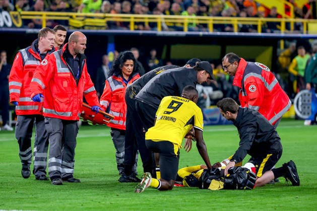 08.09.2026, Fußball, UEFA Championsleague, Borussia Dortmund - FC Villarreal, 1. Spieltag Champions League, Signal Iduna Park, Saison 2026 27: Konstantinos Karetsas (BVB 19) verletzt auf dem Spielfeld Liegend Verletzung muss von Sanitätern rettungssanitäter auf der Trage vom Spielfeld getragen werden DFB regulations prohibit any use of photographs as image sequences and or quasi-video. Nordrhein-Westfalen Deutschland