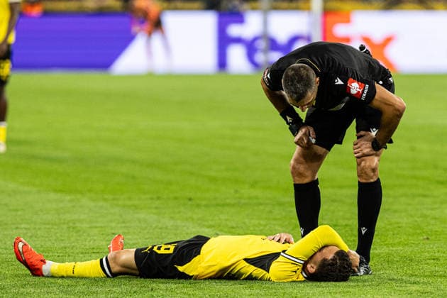 UEFA Champions League: Borussia Dortmund - Villarreal CF; 08.09.2026 Konstantinos Karetsas (Borussia Dortmund, 19) liegt auf dem Rasen, Spieler wird ausgewechselt und von Sanitätsdienst vom Spielfeld getragen. UEFA Champions League Auftakt: Borussia Dortmund - Villarreal CF; BVB Stadion Dortmund, Dortmund; 08.09.2026 Copyright: xBEAUTIFULxSPORTS Buriakovx