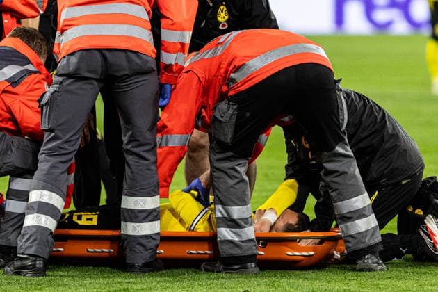UEFA Champions League: Borussia Dortmund - Villarreal CF; 08.09.2026 Konstantinos Karetsas (Borussia Dortmund, 19) liegt auf dem Rasen, Spieler wird ausgewechselt und von Sanitätsdienst vom Spielfeld getragen. UEFA Champions League Auftakt: Borussia Dortmund - Villarreal CF; BVB Stadion Dortmund, Dortmund; 08.09.2026 Copyright: xBEAUTIFULxSPORTS Buriakovx