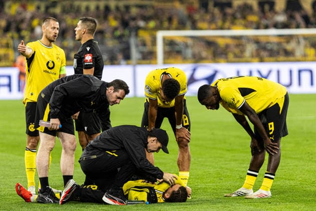 UEFA Champions League: Borussia Dortmund - Villarreal CF; 08.09.2026 Konstantinos Karetsas (Borussia Dortmund, 19) liegt auf dem Rasen, Spieler wird ausgewechselt und von Sanitätsdienst vom Spielfeld getragen. UEFA Champions League Auftakt: Borussia Dortmund - Villarreal CF; BVB Stadion Dortmund, Dortmund; 08.09.2026 Copyright: xBEAUTIFULxSPORTS Buriakovx