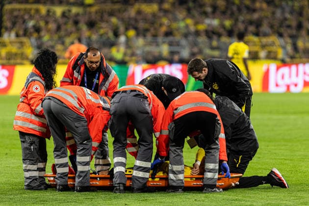 UEFA Champions League: Borussia Dortmund - Villarreal CF; 08.09.2026 Konstantinos Karetsas (Borussia Dortmund, 19) liegt auf dem Rasen, Spieler wird ausgewechselt und von Sanitätsdienst vom Spielfeld getragen. UEFA Champions League Auftakt: Borussia Dortmund - Villarreal CF; BVB Stadion Dortmund, Dortmund; 08.09.2026 Copyright: xBEAUTIFULxSPORTS Buriakovx