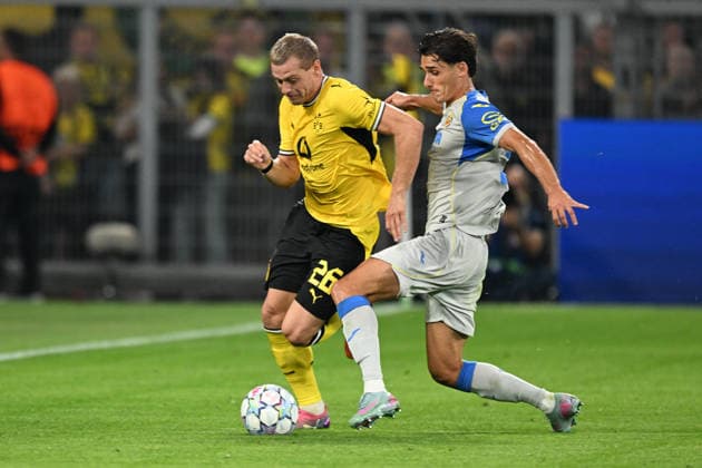v. li. im Zweikampf Julian Ryerson (Dortmund 26) Sergi Cardona (Villarreal CF 23) 08.09.2026 ¢ Fussball, Champions League, Borussia Dortmund vs Villarreal Club de Fotbol, Signal Iduna Park, Dortmund, NRW Germany