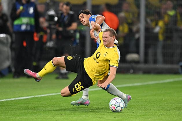 v. li. im Zweikampf Julian Ryerson (Dortmund 26) Sergi Cardona (Villarreal CF 23) 08.09.2026 ¢ Fussball, Champions League, Borussia Dortmund vs Villarreal Club de Fotbol, Signal Iduna Park, Dortmund, NRW Germany