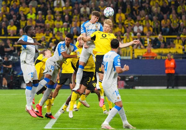 Pau Navarro (Villarreal CF, 6) und Daniel Svensson (Borussia Dortmund, 24) springen vor dem Tor zum Kopfball. Borussia Dortmund vs. Villareal CF, Fussball, UEFA Champions League, 1. Spieltag, Spielzeit 2026 2027, 08.09.2026 Borussia Dortmund vs. Villareal CF, Fussball, UEFA Champions League, 1. Spieltag, Spielzeit 2026 2027, 08.09.2026 Dortmund Copyright: xEibner-Pressefoto ScottxColemanx EP_SCN