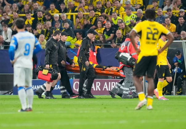 Medizinische Betreuer bringen Konstantinos Karetsas (Borussia Dortmund, 19) nach einer Verletzung vom Spielfeld. Borussia Dortmund vs. Villareal CF, Fussball, UEFA Champions League, 1. Spieltag, Spielzeit 2026 2027, 08.09.2026 Borussia Dortmund vs. Villareal CF, Fussball, UEFA Champions League, 1. Spieltag, Spielzeit 2026 2027, 08.09.2026 Dortmund Copyright: xEibner-Pressefoto ScottxColemanx EP_SCN