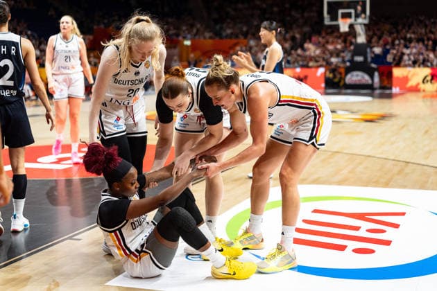 Lina Sontag (Deutschland, 24) und Leonie Fiebich (Deutschland, 13) helfen Alexis Peterson (Deutschland, 01) hoch, GER, Deutschland vs. Korea, Basketball, FIBA Women s World Cup 2026, Qualifikation fuers Viertelfinale, 08.09.2026 GER, Deutschland vs. Korea, Basketball, FIBA Women s World Cup 2026, Qualifikation fuers Viertelfinale, 08.09.2026 Berlin Copyright: xEibner-Pressefoto MaxxVincenx EP_MVN