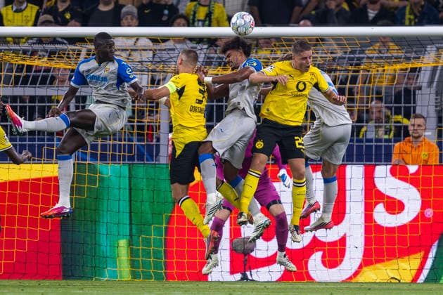 08.09.2026: Champions League: Borussia Dortmund - FC Villareal m Signal-Iduna-Park. Waldemar Anton (Borussia Dortmund) und Joey Veerman (Borussia Dortmund) kämpfen um den Ball. WICHTIGER HINWEIS: Gemäß den Vorgaben der DFL und der UEFA ist es untersagt, in dem Stadion und oder vom Spiel angefertigte Fotoaufnahmen in Form von Sequenzbildern und oder videoähnlichen Fotostrecken zu verwerten bzw. verwerten zu lassen. Copyright: xDavidxInderliedx