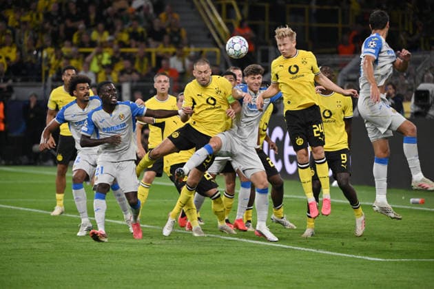 Daniel Svensson (Borussia Dortmund), Waldemar Anton (Borussia Dortmund), v.re., klären mit einem Kopfball im eigenem Strafraum 08.09.2026, Fussball Champions League 2026 2027, 1. Spieltag, Borussia Dortmund - FC Villarreal UEFA regulations prohibit any use of photographs as image sequences and or quasi-video Dortmund Signal Iduna Park Nordrhein Westfalen Deutschland