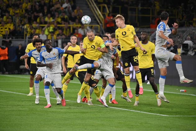 Daniel Svensson (Borussia Dortmund), Waldemar Anton (Borussia Dortmund), v.re., klären mit einem Kopfball im eigenem Strafraum 08.09.2026, Fussball Champions League 2026 2027, 1. Spieltag, Borussia Dortmund - FC Villarreal UEFA regulations prohibit any use of photographs as image sequences and or quasi-video Dortmund Signal Iduna Park Nordrhein Westfalen Deutschland