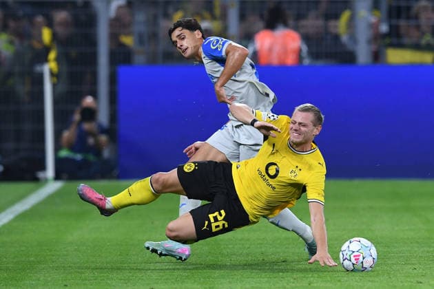 Fußball UEFA Champions League Ligaphase 1. Spieltag Borussia Dortmund - FC Villarreal am 08.09.2026 im Signal Iduna Park in Dortmund Julian Ryerson ( Dortmund ), vorne - Sergi Cardona ( Villarreal ), hinten