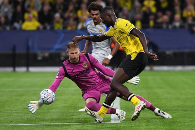 Torwart Peter Gulacsi (CF Villarreal) und Serhou Guirassy (Borussia Dortmund) im Zweikampf waehrend des Spiels der UEFA Champions League 2026 2027 zwischen Borussia Dortmund und Villarreal CF, BVB Stadion am 08. September 2026 in Dortmund, Deutschland. (Foto von Ralf Treese DeFodi Images) +++ Torwart Peter Gulacsi (CF Villarreal) und Serhou Guirassy (Borussia Dortmund) battle for the ball during the UEFA Champions League 2026 2027 match between Borussia Dortmund and Villarreal at BVB Stadion Dortmund on September 8, 2026 in Dortmund, Germany. (Photo by Ralf Treese DeFodi Images) -