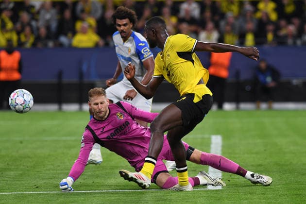 Torwart Peter Gulacsi (CF Villarreal) und Serhou Guirassy (Borussia Dortmund) im Zweikampf waehrend des Spiels der UEFA Champions League 2026 2027 zwischen Borussia Dortmund und Villarreal CF, BVB Stadion am 08. September 2026 in Dortmund, Deutschland. (Foto von Ralf Treese DeFodi Images) +++ Torwart Peter Gulacsi (CF Villarreal) und Serhou Guirassy (Borussia Dortmund) battle for the ball during the UEFA Champions League 2026 2027 match between Borussia Dortmund and Villarreal at BVB Stadion Dortmund on September 8, 2026 in Dortmund, Germany. (Photo by Ralf Treese DeFodi Images) -
