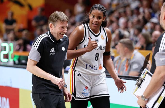 Bundestrainer Olaf Lange lacht mit Nyara Sabally Aktion Oberkörper Basketball FIBA World Cup Weltmeisterschaft Frauen WM Saison 2026 2027 08.09.2026 DBB Deutschland GER vs Südkorea KOR