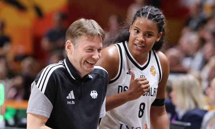 Bundestrainer Olaf Lange lacht mit Nyara Sabally Aktion Oberkörper Basketball FIBA World Cup Weltmeisterschaft Frauen WM Saison 2026 2027 08.09.2026 DBB Deutschland GER vs Südkorea KOR