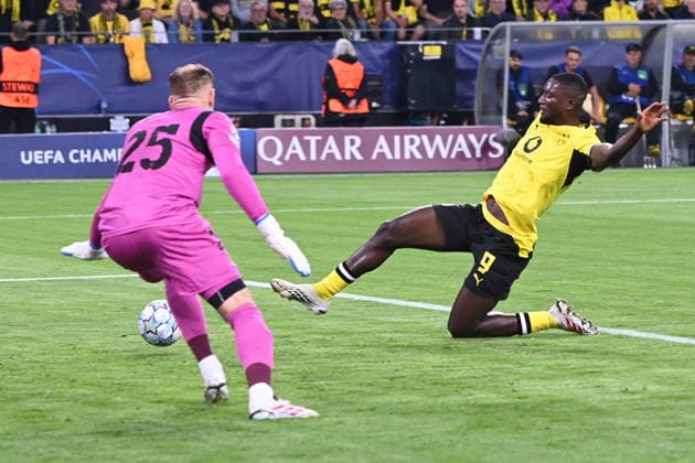 Serhou GUIRASSY (DO) gegen Torwart Peter GULACSI (Villarreal) Aktion, Zweikampf, Borussia Dortmund (DO) - FC Villarreal Fussball UEFA Champions League Gruppenphase 1. Spieltag, matchday1, am 08.09.2026 in Dortmund Deutschland. UEFA regulations prohibit any use of photographs as image sequences and or quasi-video Â