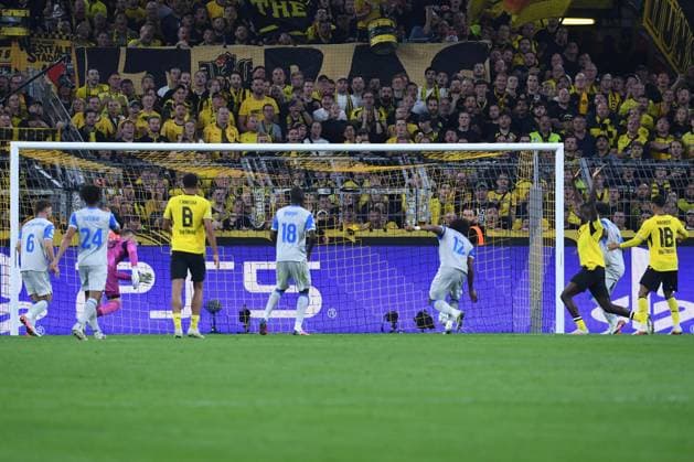 Fußball UEFA Champions League Ligaphase 1. Spieltag Borussia Dortmund - FC Villarreal am 08.09.2026 im Signal Iduna Park in Dortmund Tor zum 1:0 durch ein Eigentor von Renato Veiga ( Villarreal )