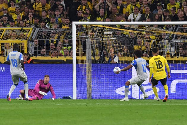 Renato Veiga (CF Villarreal) Tor zum 1:0, Eigentor waehrend des Spiels der UEFA Champions League 2026 2027 zwischen Borussia Dortmund und Villarreal CF, BVB Stadion am 08. September 2026 in Dortmund, Deutschland. (Foto von Ralf Treese DeFodi Images) +++ Renato Veiga (CF Villarreal) own goal during the UEFA Champions League 2026 2027 match between Borussia Dortmund and Villarreal at BVB Stadion Dortmund on September 8, 2026 in Dortmund, Germany. (Photo by Ralf Treese DeFodi Images) -