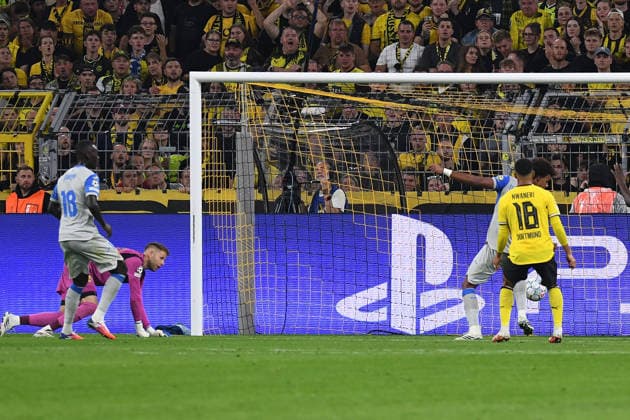 Renato Veiga (CF Villarreal) Tor zum 1:0, Eigentor waehrend des Spiels der UEFA Champions League 2026 2027 zwischen Borussia Dortmund und Villarreal CF, BVB Stadion am 08. September 2026 in Dortmund, Deutschland. (Foto von Ralf Treese DeFodi Images) +++ Renato Veiga (CF Villarreal) own goal during the UEFA Champions League 2026 2027 match between Borussia Dortmund and Villarreal at BVB Stadion Dortmund on September 8, 2026 in Dortmund, Germany. (Photo by Ralf Treese DeFodi Images) -