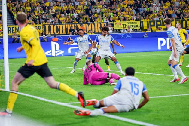 08.09.2026, Fußball, UEFA Championsleague, Borussia Dortmund - FC Villarreal, 1. Spieltag Champions League, Signal Iduna Park, Saison 2026 27: Torschuss Schuss Tor zum 1:0 durch Torschütze Maximilian Beier (BVB 14) Eigentor durch Renato Veiga (Villarreal CF 12) DFB regulations prohibit any use of photographs as image sequences and or quasi-video. Nordrhein-Westfalen Deutschland
