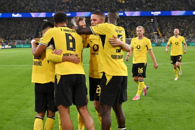 Jubel BVB Spieler nach dem Eigentor von Renato Veiga (FC Villarreal), mitte Maximilian Beier (Borussia Dortmund) 08.09.2026, Fussball Champions League 2026 2027, 1. Spieltag, Borussia Dortmund - FC Villarreal UEFA regulations prohibit any use of photographs as image sequences and or quasi-video Dortmund Signal Iduna Park Nordrhein Westfalen Deutschland