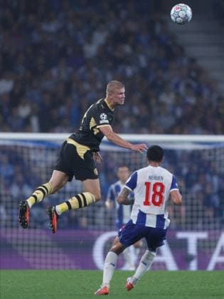 Erling Haaland of Manchester City heads the ball. Porto v Manchester City, UEFA Champions League, League Stage, Football, Estadio do Dragao, Porto, Portugal - 08 Sep 2026Porto Estadio do Dragao Portugal  Copyright: xMiguelxLemos Shutterstockx 17140155dh